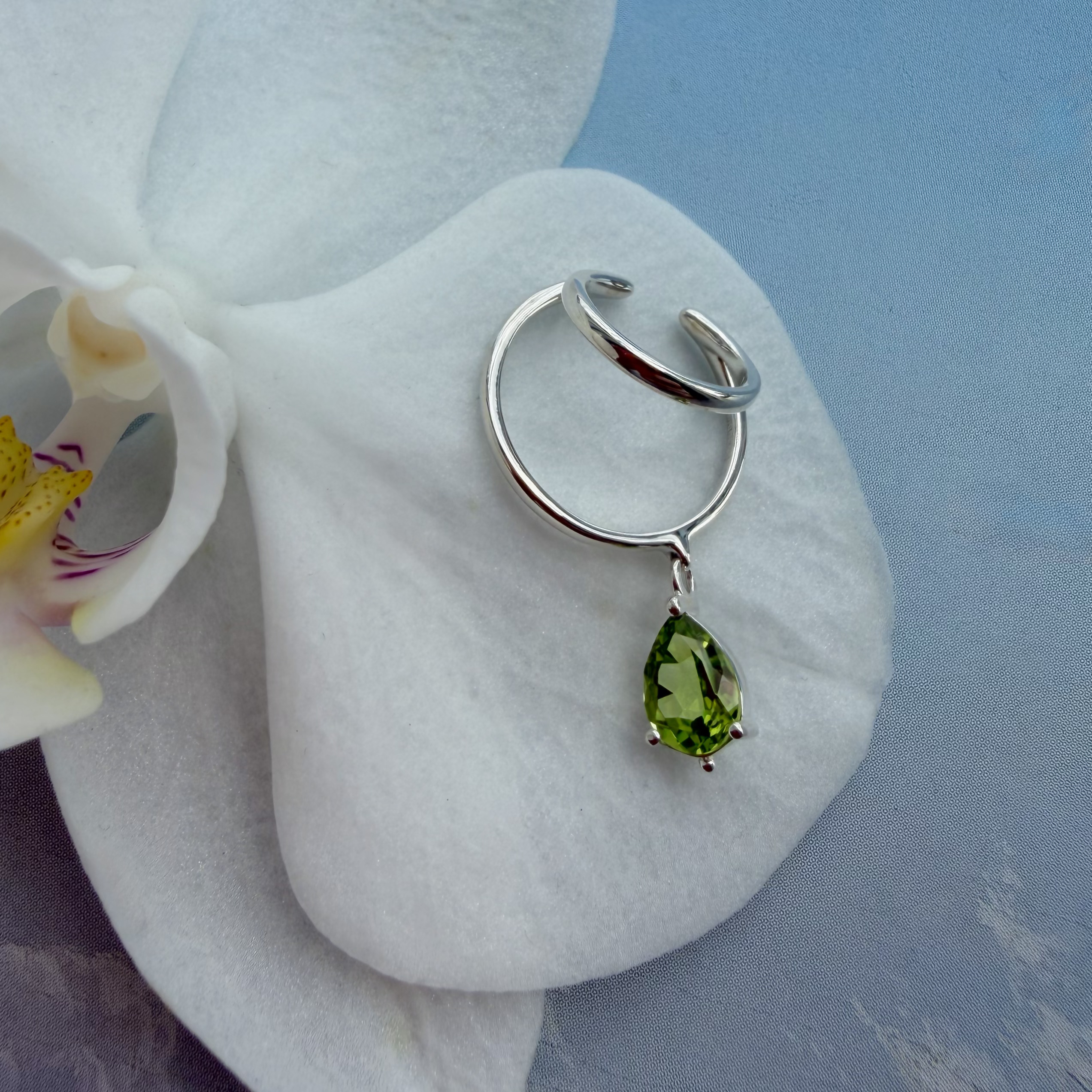 INFANTA Кафф с камнем Anello Goccia с хризолитом в серебре