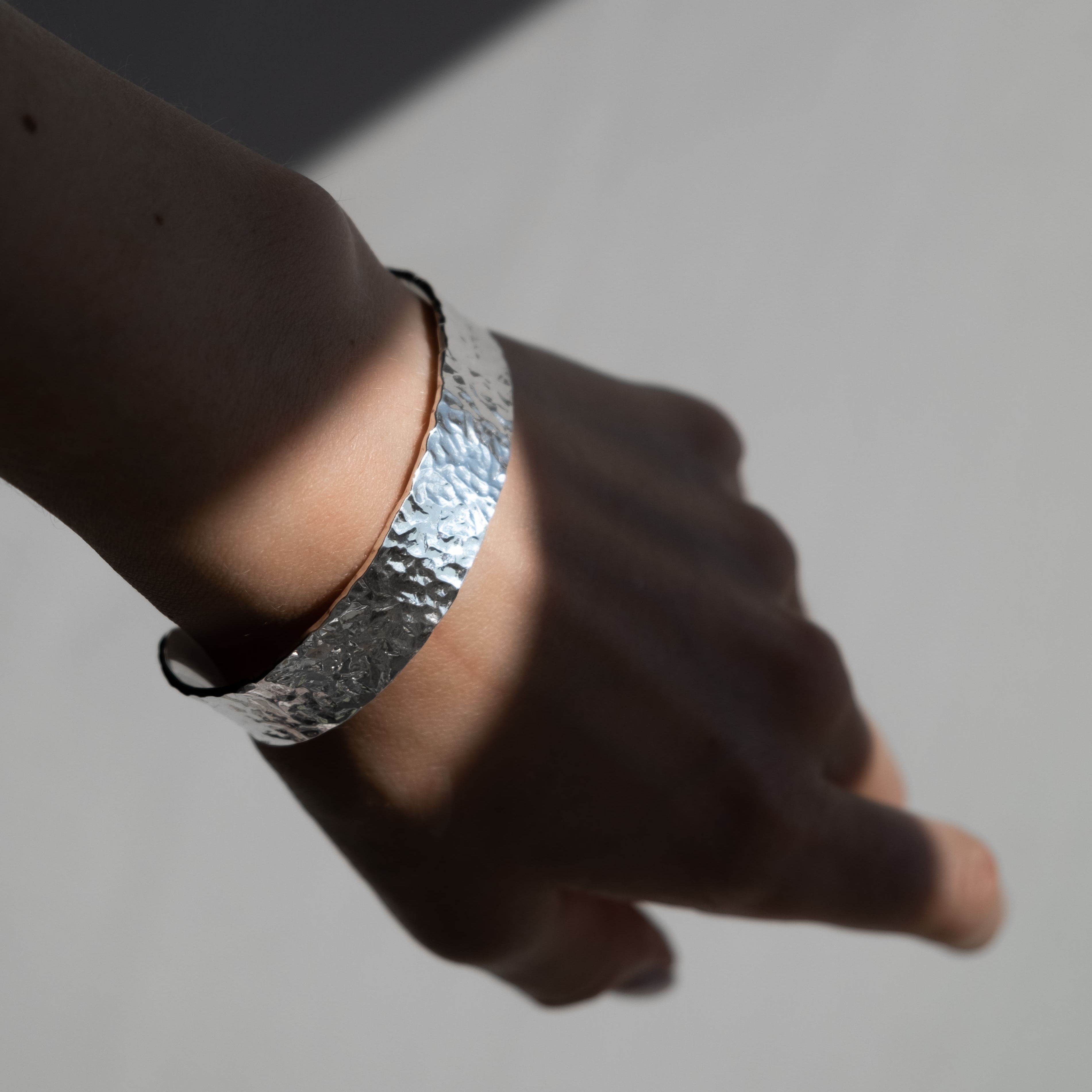 EKATERINA TOLSTAYA Браслет битый широкий