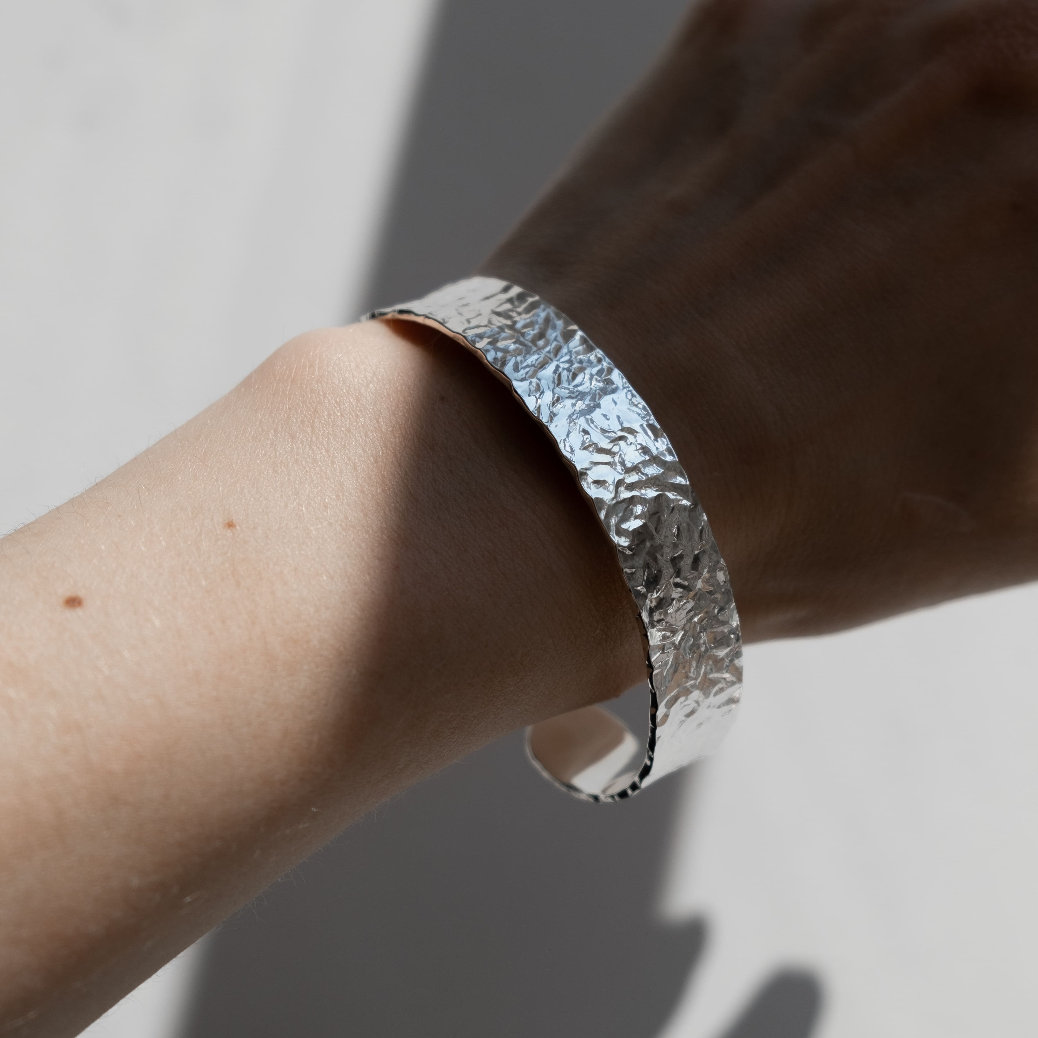 EKATERINA TOLSTAYA Браслет битый широкий