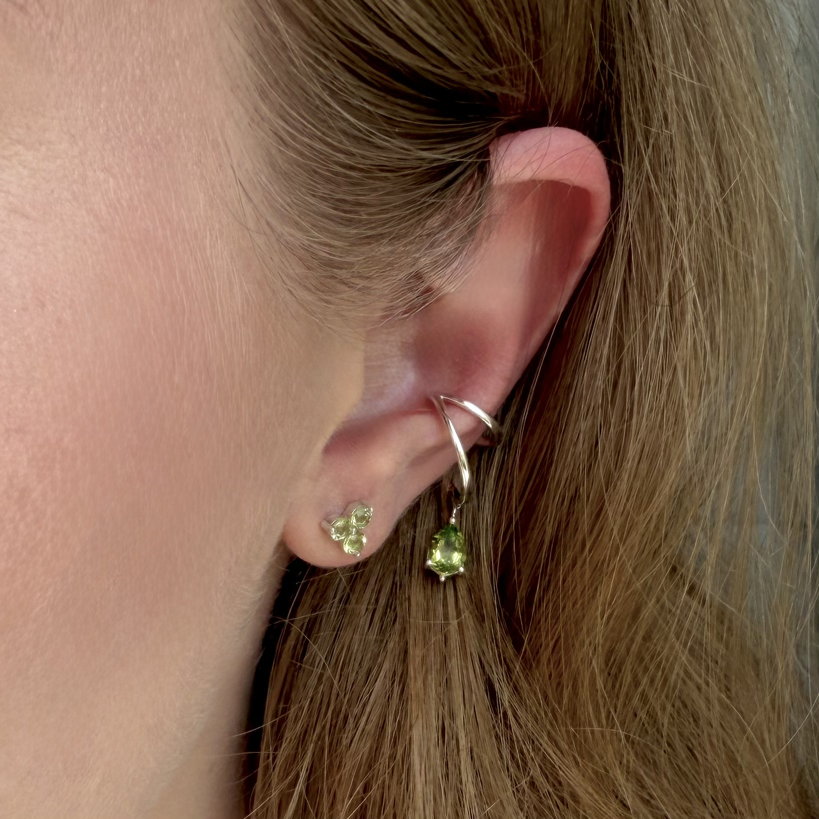 INFANTA Кафф с камнем Anello Goccia с хризолитом в серебре