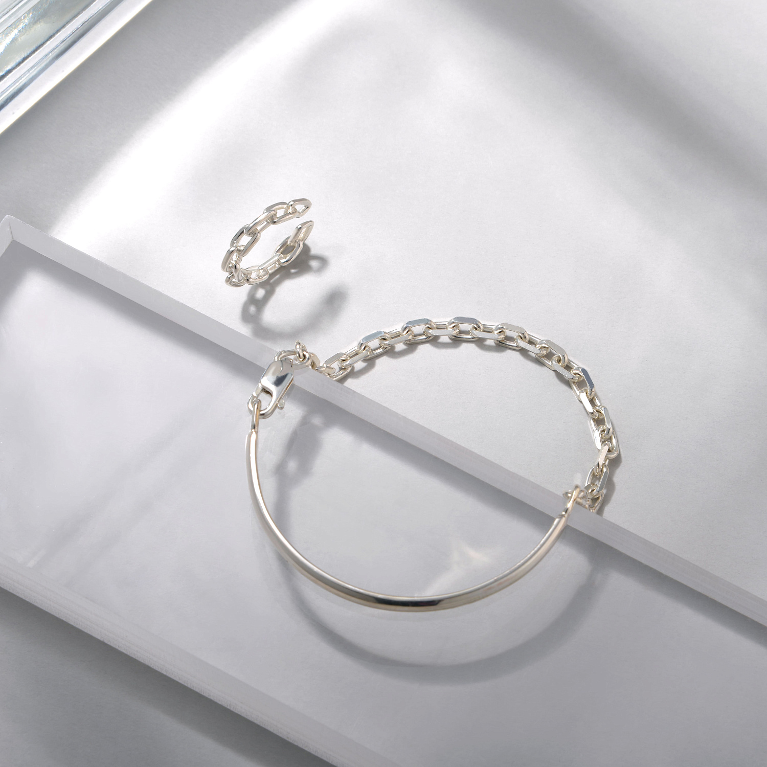 Массивные цепи и ключи. Коллекция о связи и/или освобождении