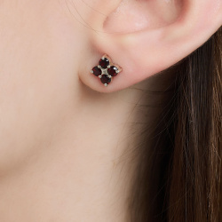 INFANTA Пусеты Principessa piccolo Quadrifoglio с гранатами в серебре