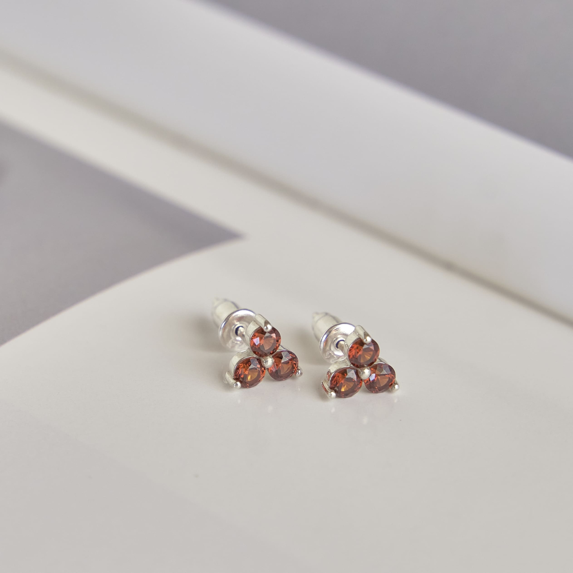 INFANTA Серьги пусеты Principessa Trifoglio с гранатами в серебре