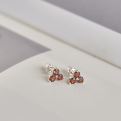 INFANTA Серьги пусеты Principessa Trifoglio с гранатами в серебре