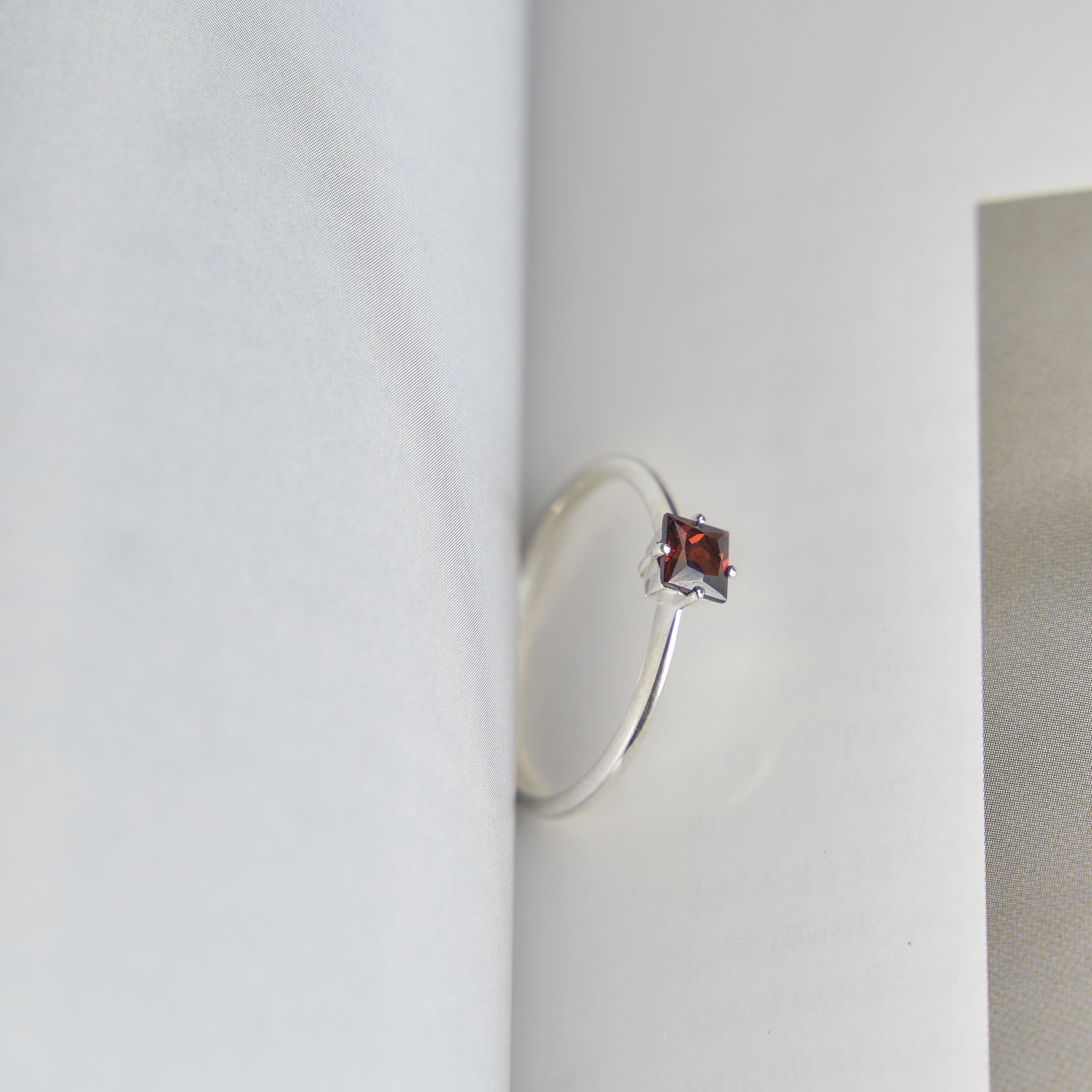 INFANTA Кольцо Principessa Punto с гранатом в серебре