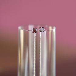 INFANTA Серьги-протяжки Punto e Catena с гранатами в серебре