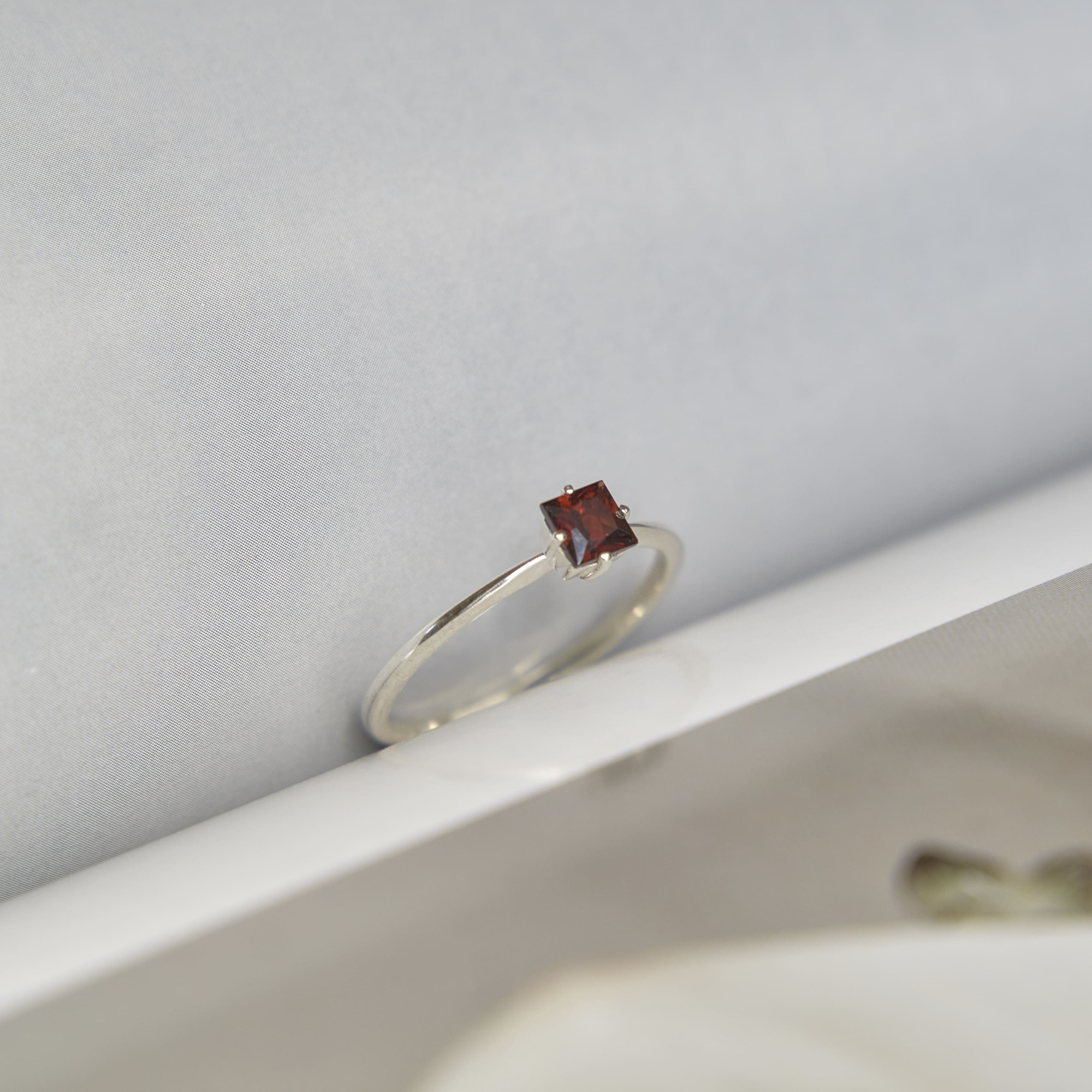 INFANTA Кольцо Principessa Punto с гранатом в серебре