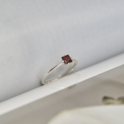 INFANTA Кольцо Principessa Punto с гранатом в серебре