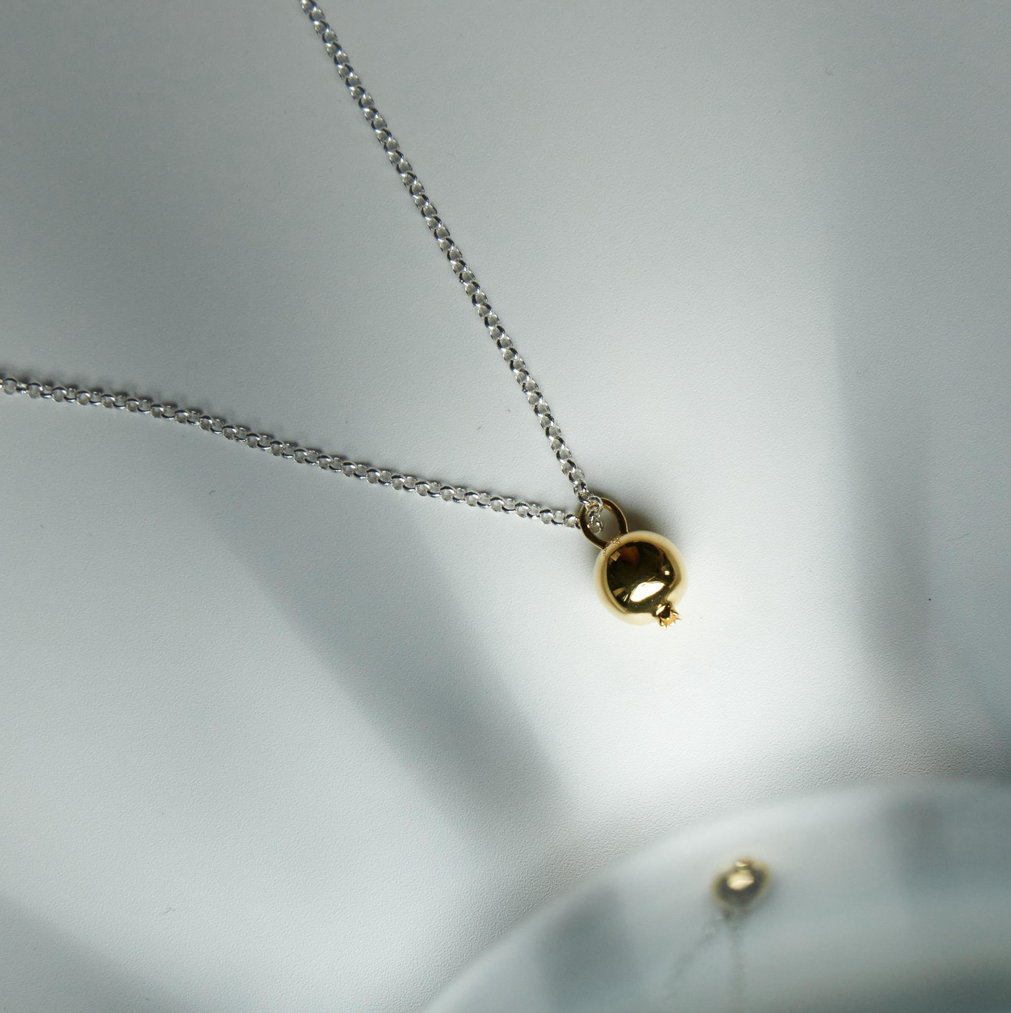 MS. MARBLE подвеска Pomegranate на цепочке позолота