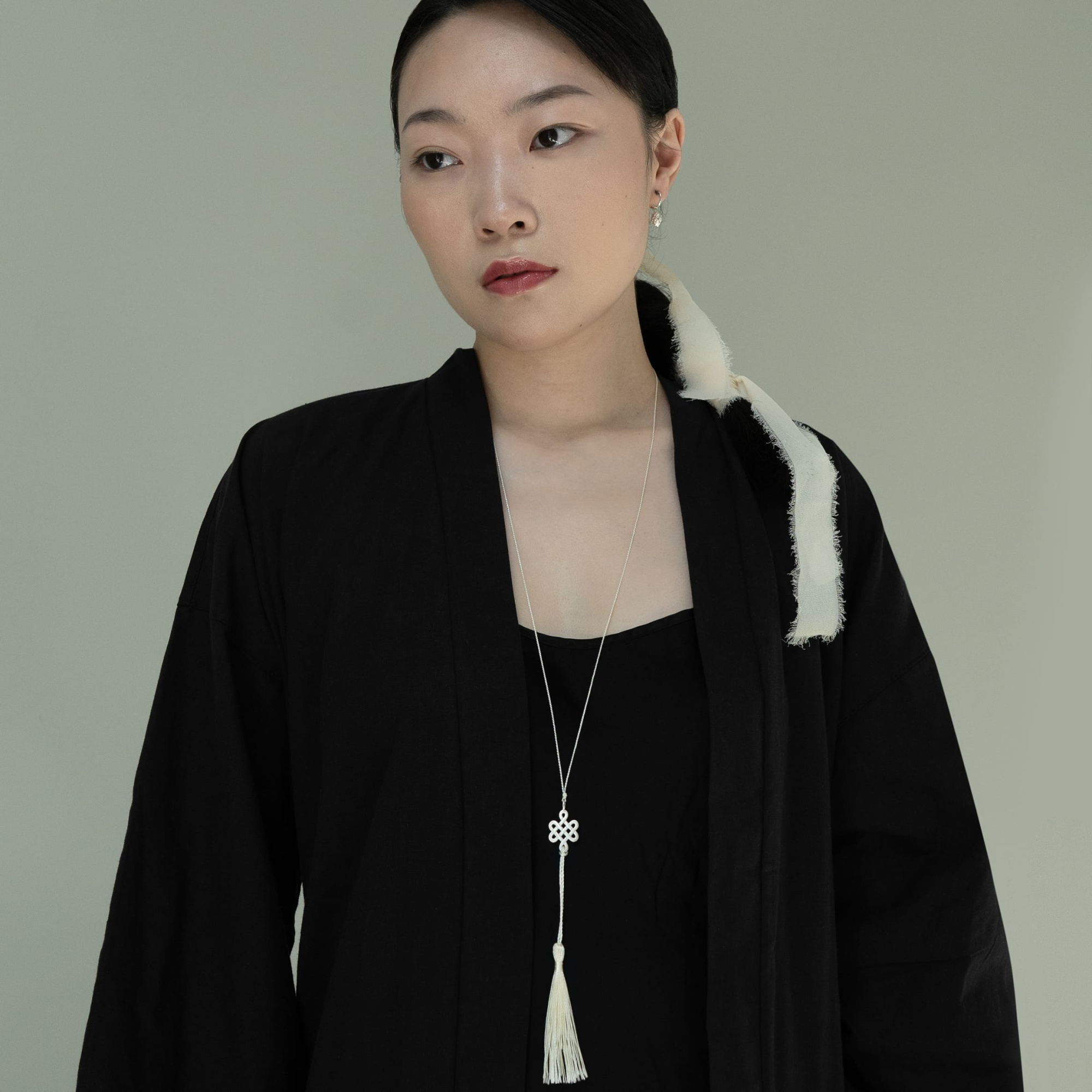 MS. MARBLE Подвеска Endless Knot на нити с кисточкой