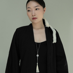 MS. MARBLE Подвеска Endless Knot на нити с кисточкой