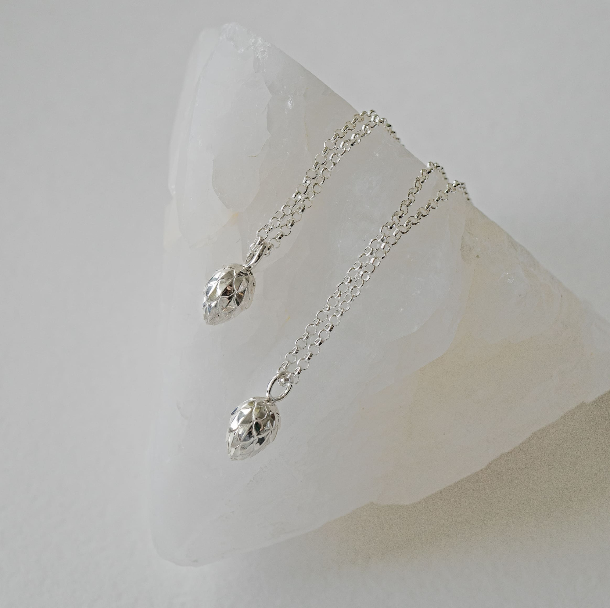 MS. MARBLE Подвеска Pine Cone (Сосновая шишка) на цепочке