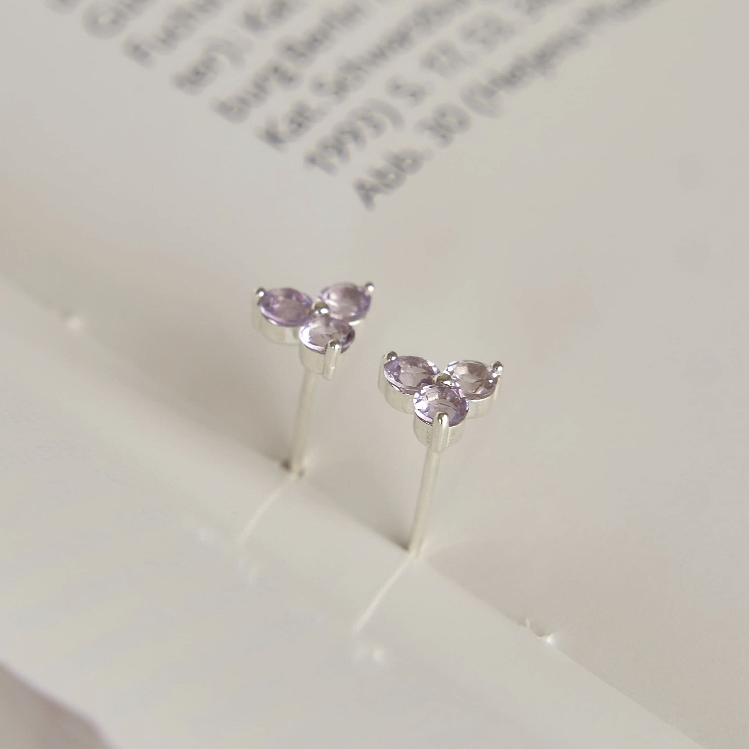 Минималистичные пусеты-гвоздики с камнями: выбор на каждый день