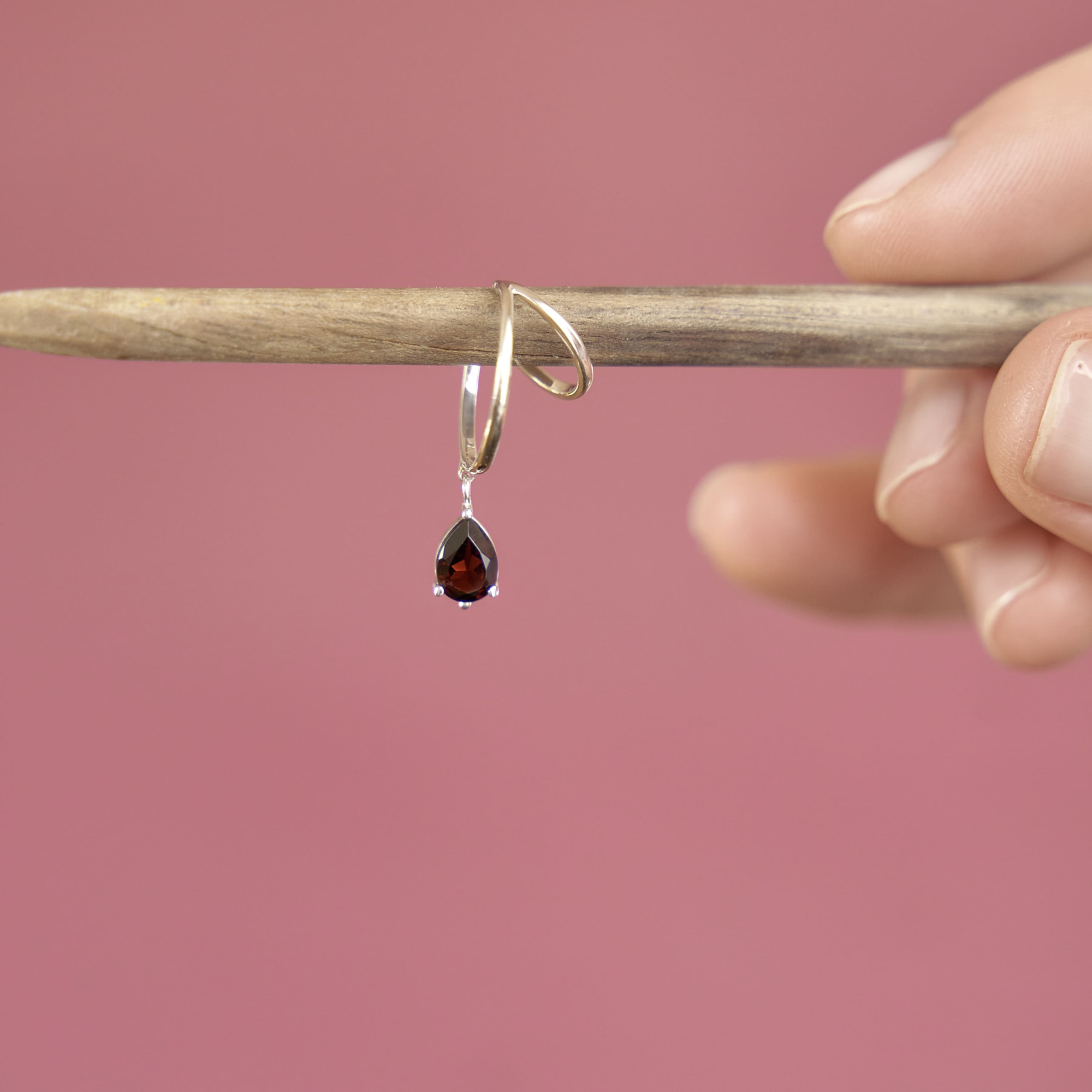 INFANTA Кафф с камнем Anello Goccia с гранатом в серебре