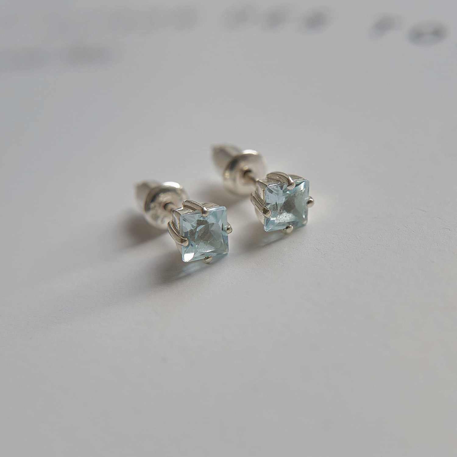 Минималистичные пусеты-гвоздики с камнями: выбор на каждый день