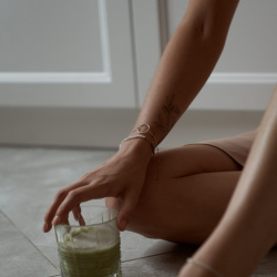 MS. MARBLE Браслет с лунным камнем на бежевой нитке серебро