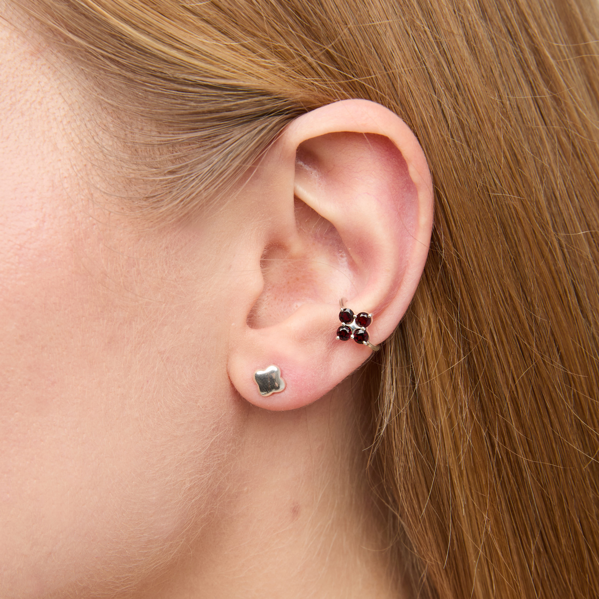 INFANTA Кафф с камнями Quadrifoglio гранат в серебре