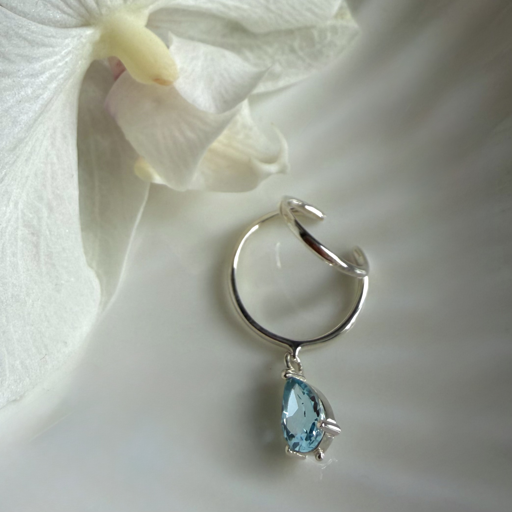 INFANTA Кафф с камнем Anello Goccia с топазом в серебре