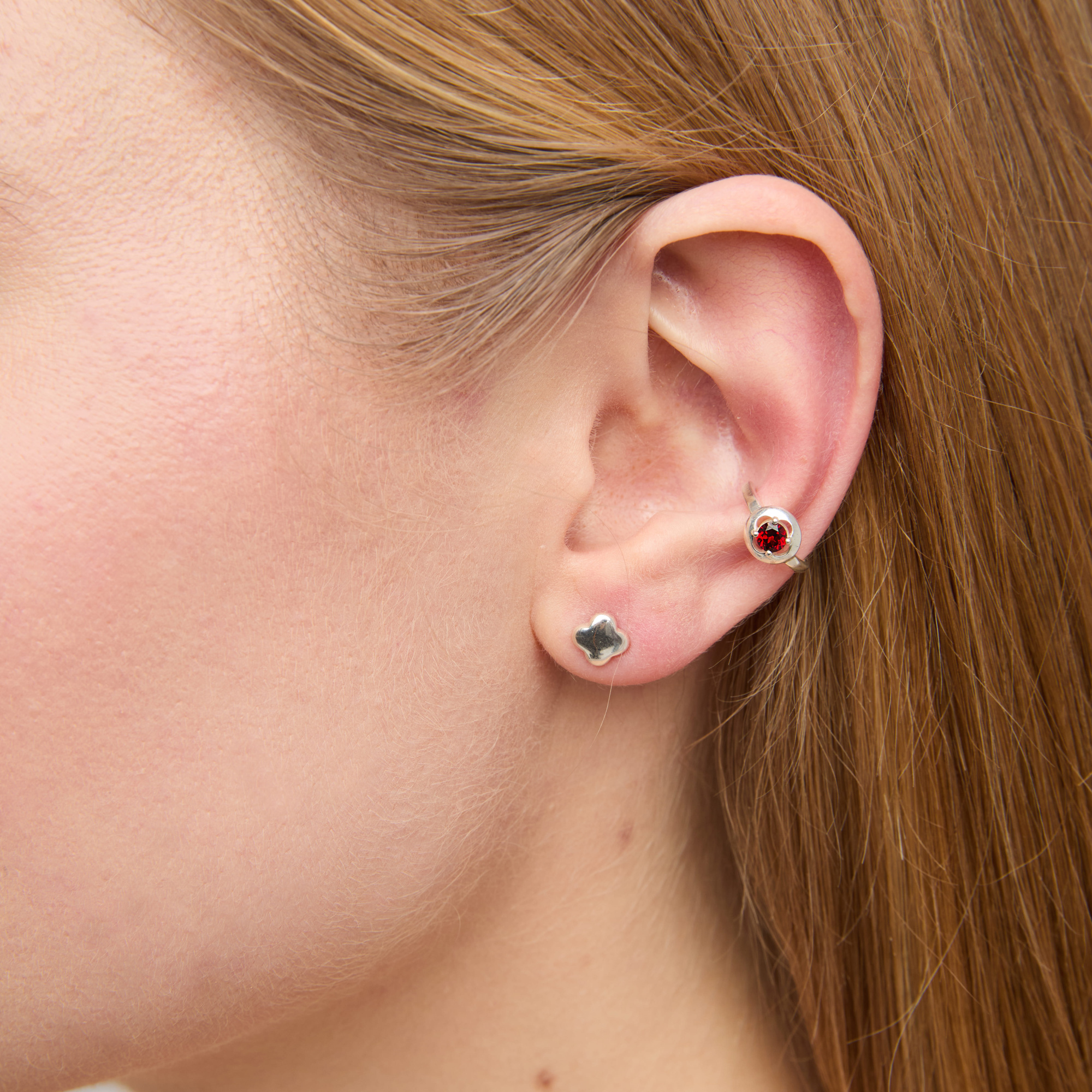 INFANTA Кафф с камнем Cerchio с гранатом в серебре