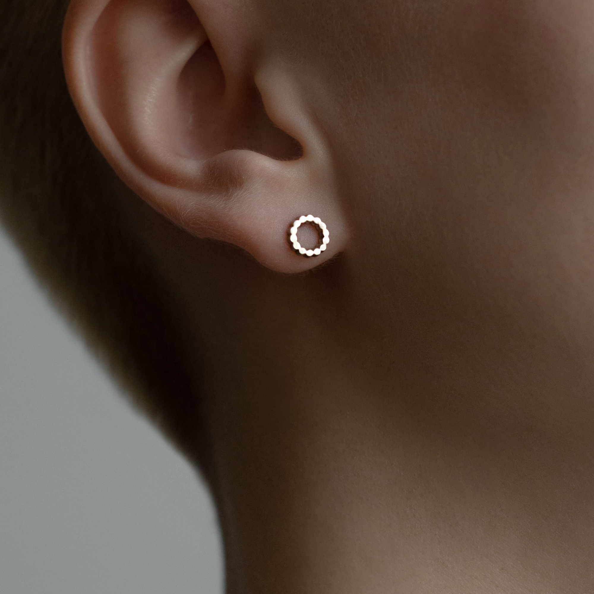 MS. MARBLE Серьга-пусет Symbol little golden-daisy- серебро