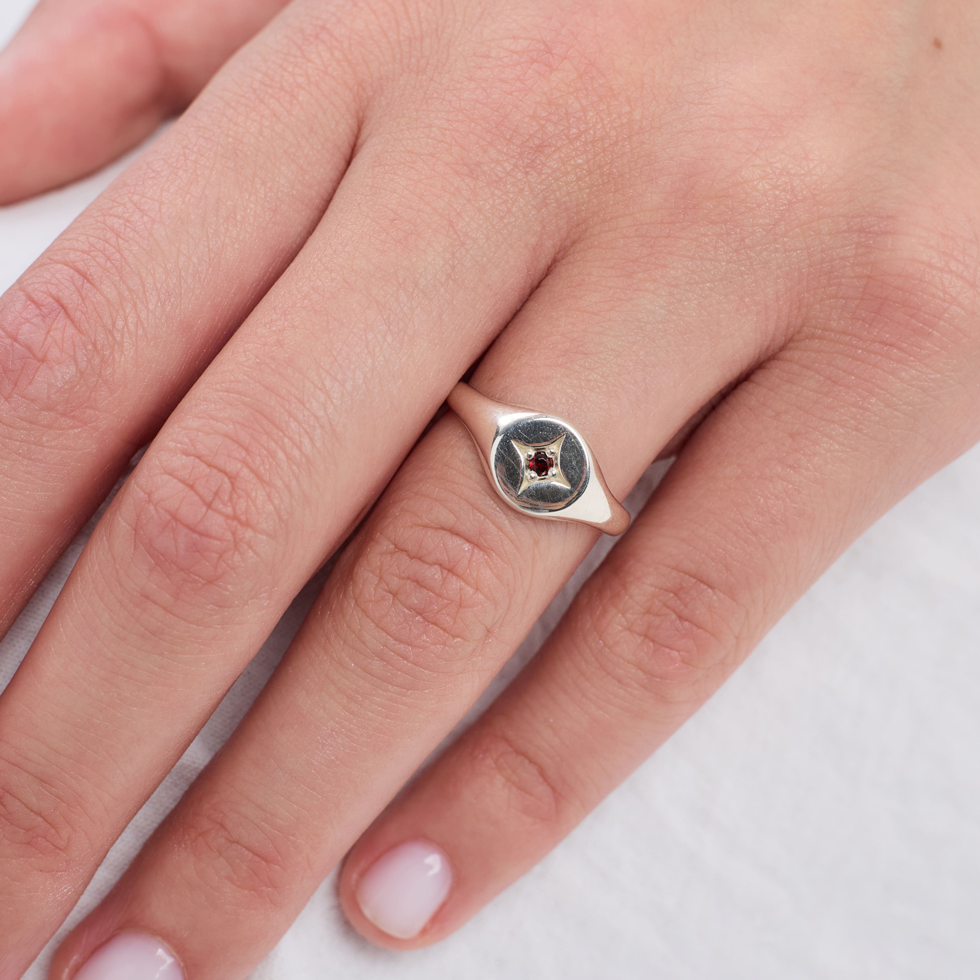 INFANTA Кольцо печатка Principessa Sigillo с гранатом
