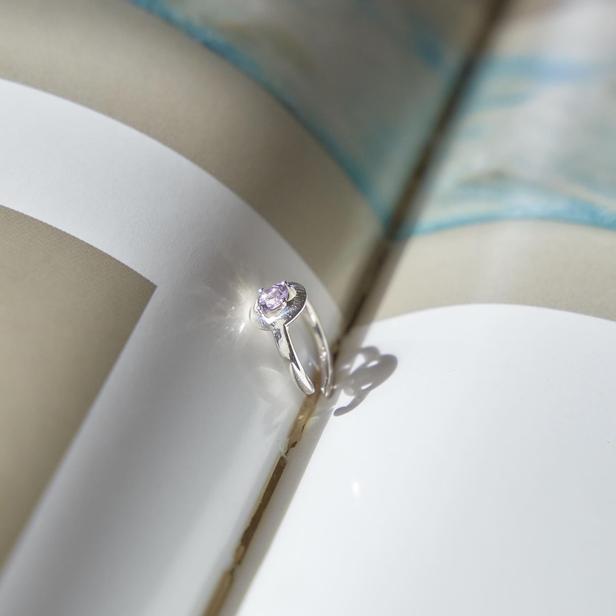 INFANTA Кафф с камнем Cerchio с аметистом в серебре