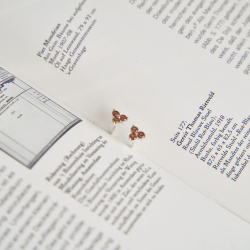 INFANTA Серьги пусеты Principessa Trifoglio с гранатами в серебре