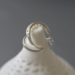 INFANTA Серьги-полукольца Traccia дорожка с хризолитами