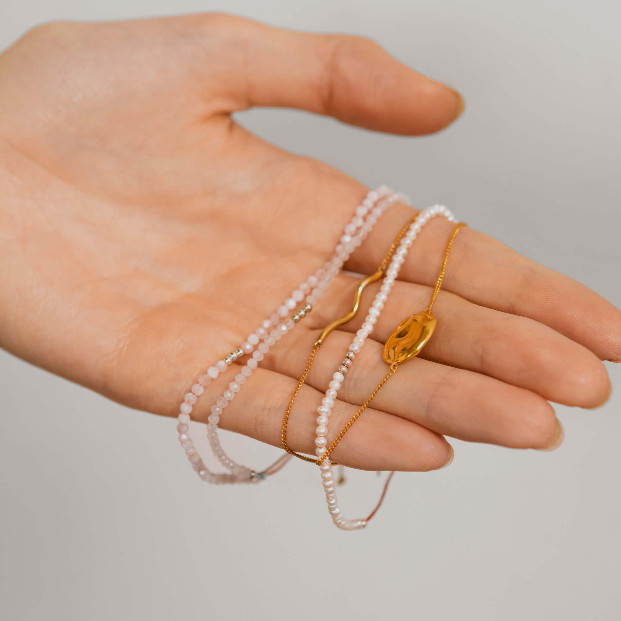 MS. MARBLE Браслет с лунным камнем на красной нитке серебро