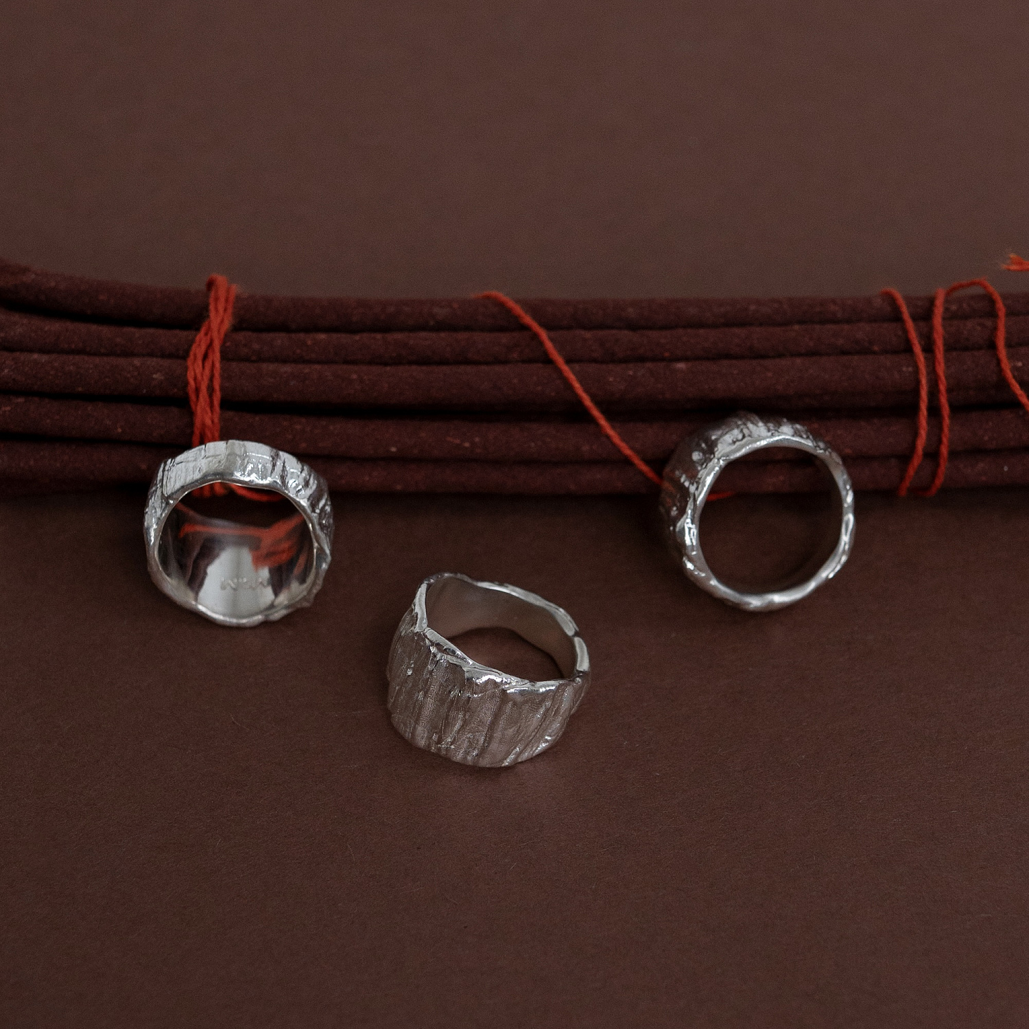 Крупные кольца из серебра. Заметный акцент для яркого образа
