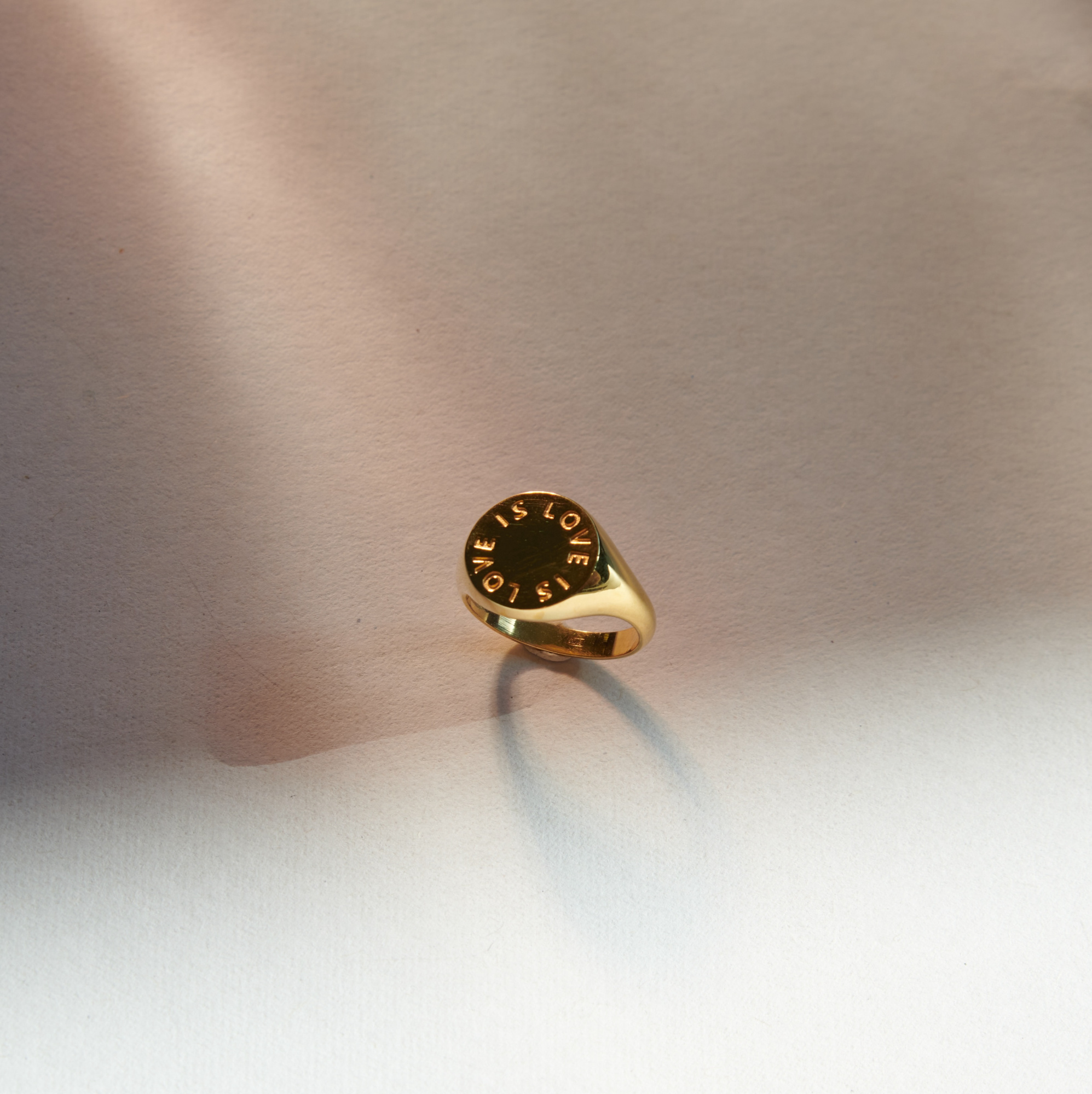 MS. MARBLE Кольцо-печатка Love is Love позолота
