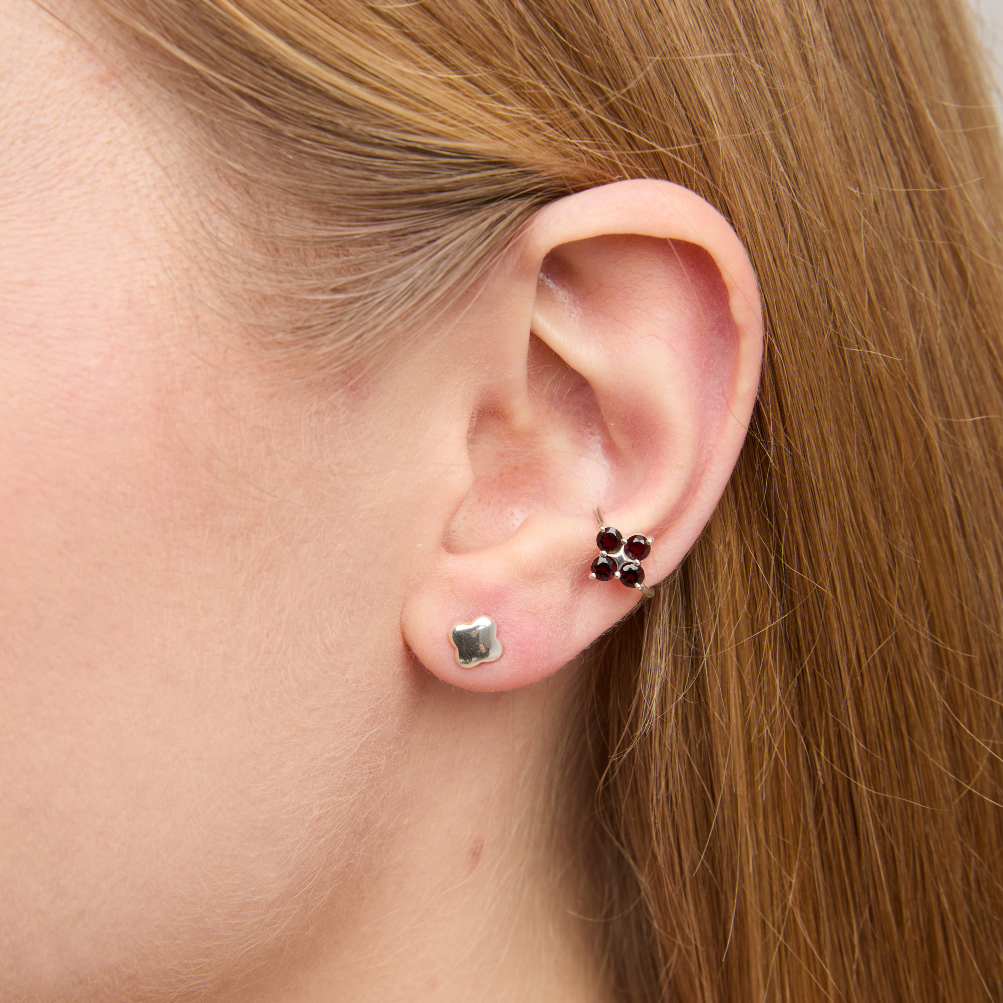 INFANTA Кафф с камнями Quadrifoglio гранат в серебре