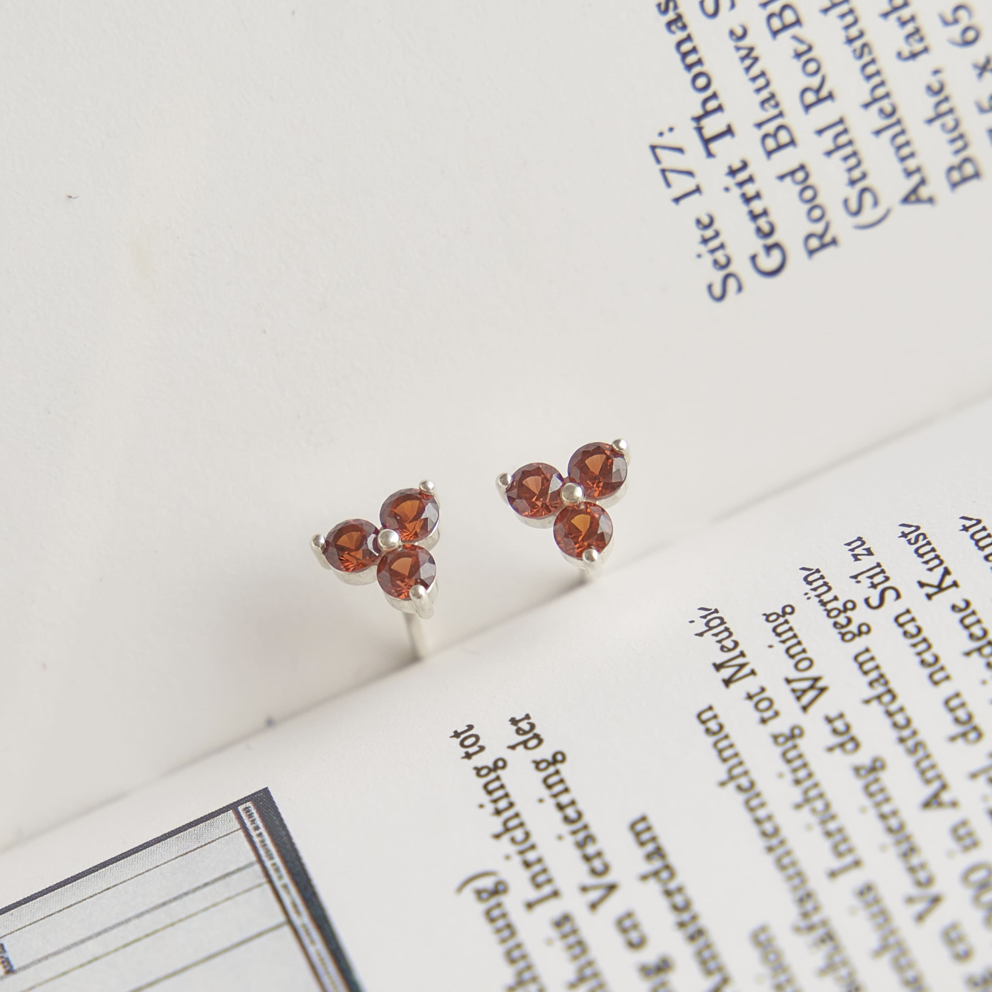 INFANTA Серьги пусеты Principessa Trifoglio с гранатами в серебре