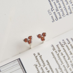 INFANTA Серьги пусеты Principessa Trifoglio с гранатами в серебре