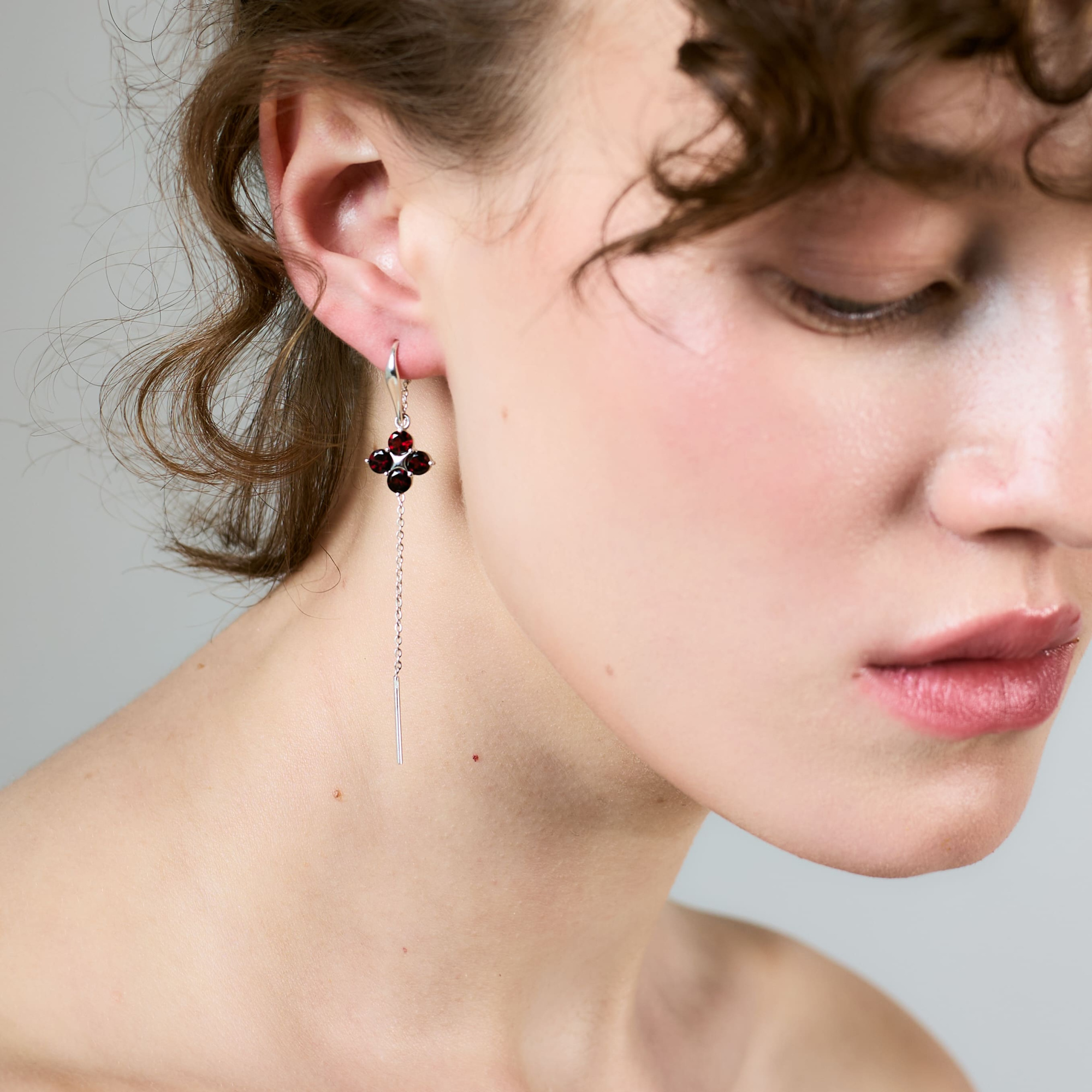 INFANTA Серьги протяжки Principessa Quadrifoglio с гранатами в серебре