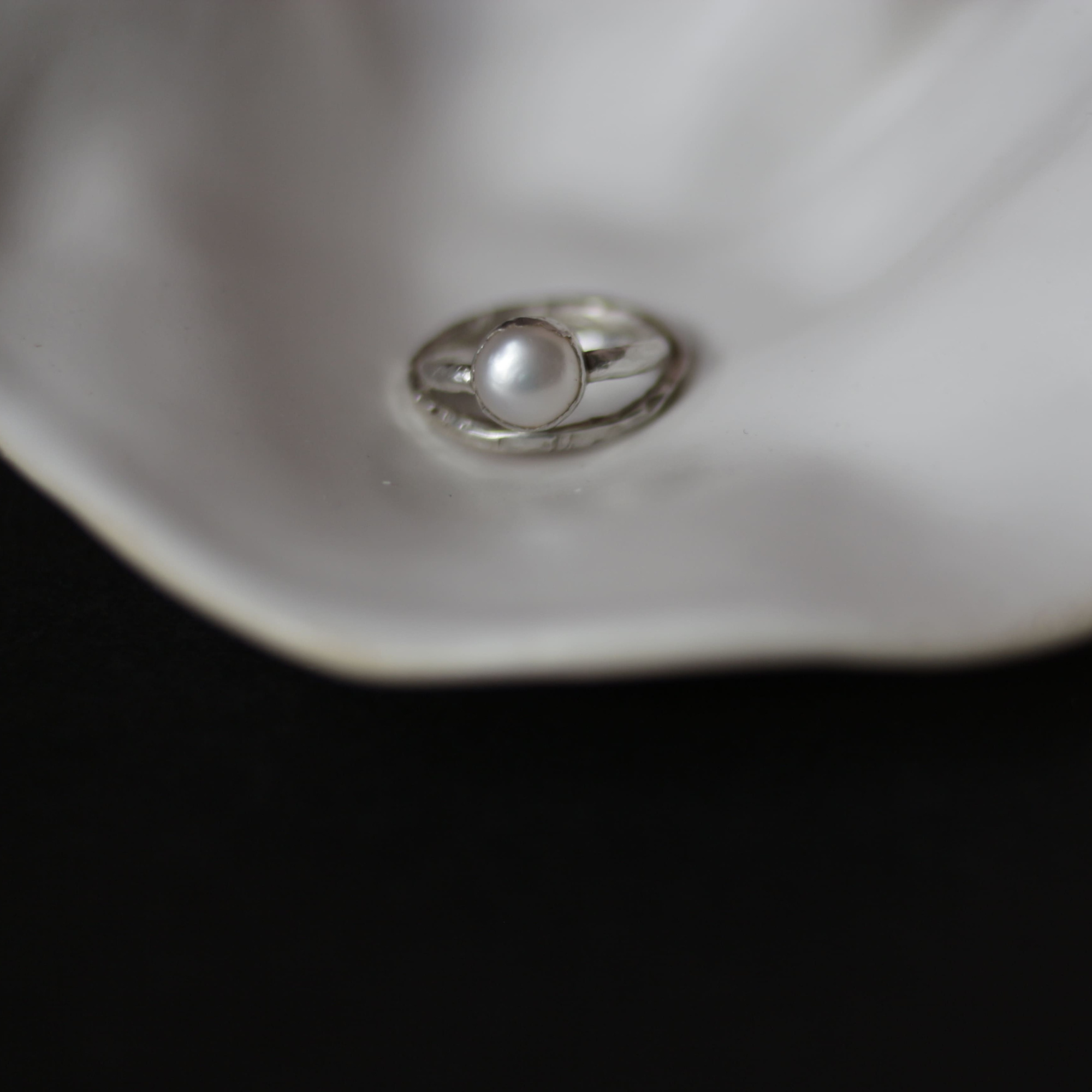 EKATERINA TOLSTAYA Кольцо с белым жемчугом