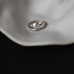 EKATERINA TOLSTAYA Кольцо с белым жемчугом