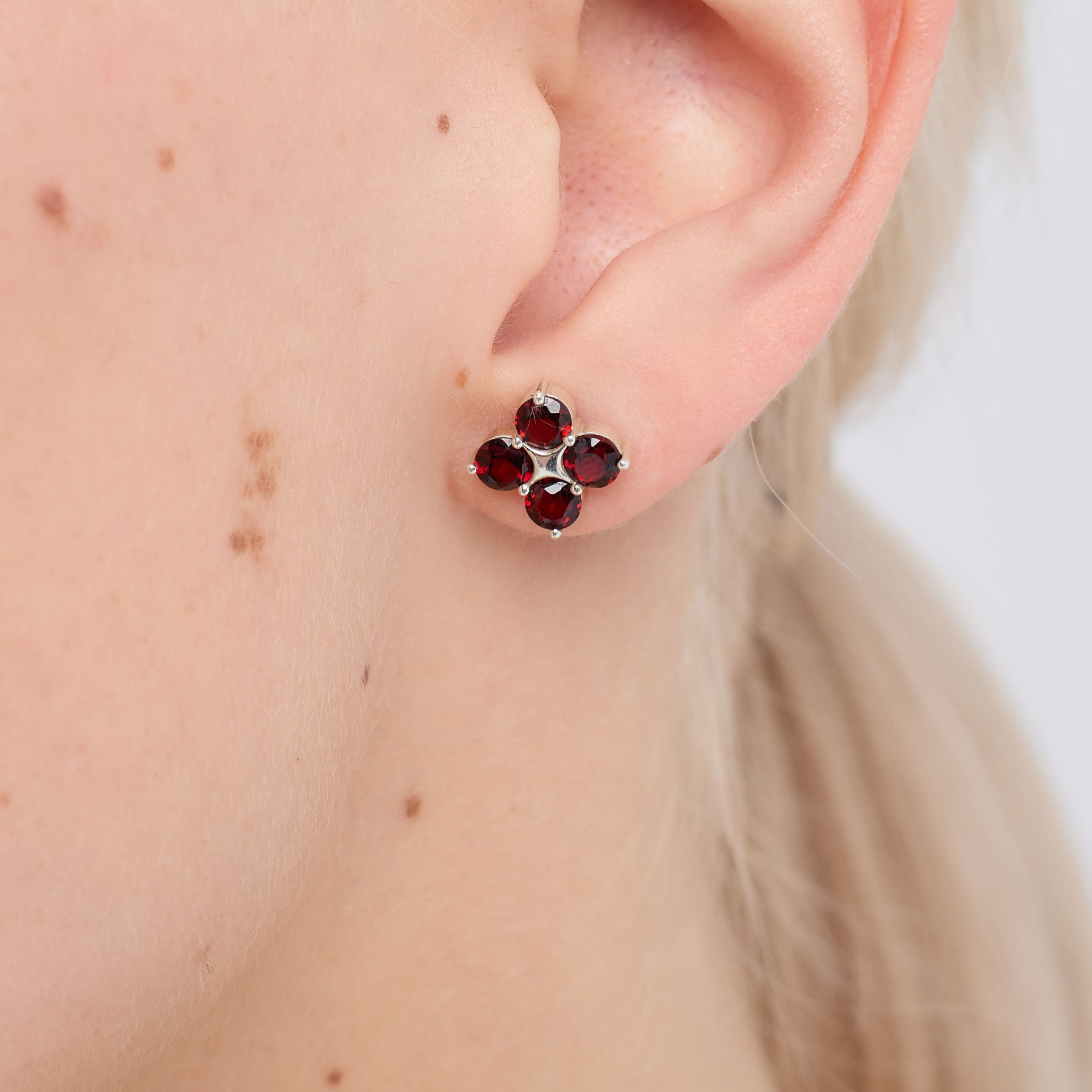 INFANTA Пусеты Principessa Quadrifoglio с гранатами в серебре