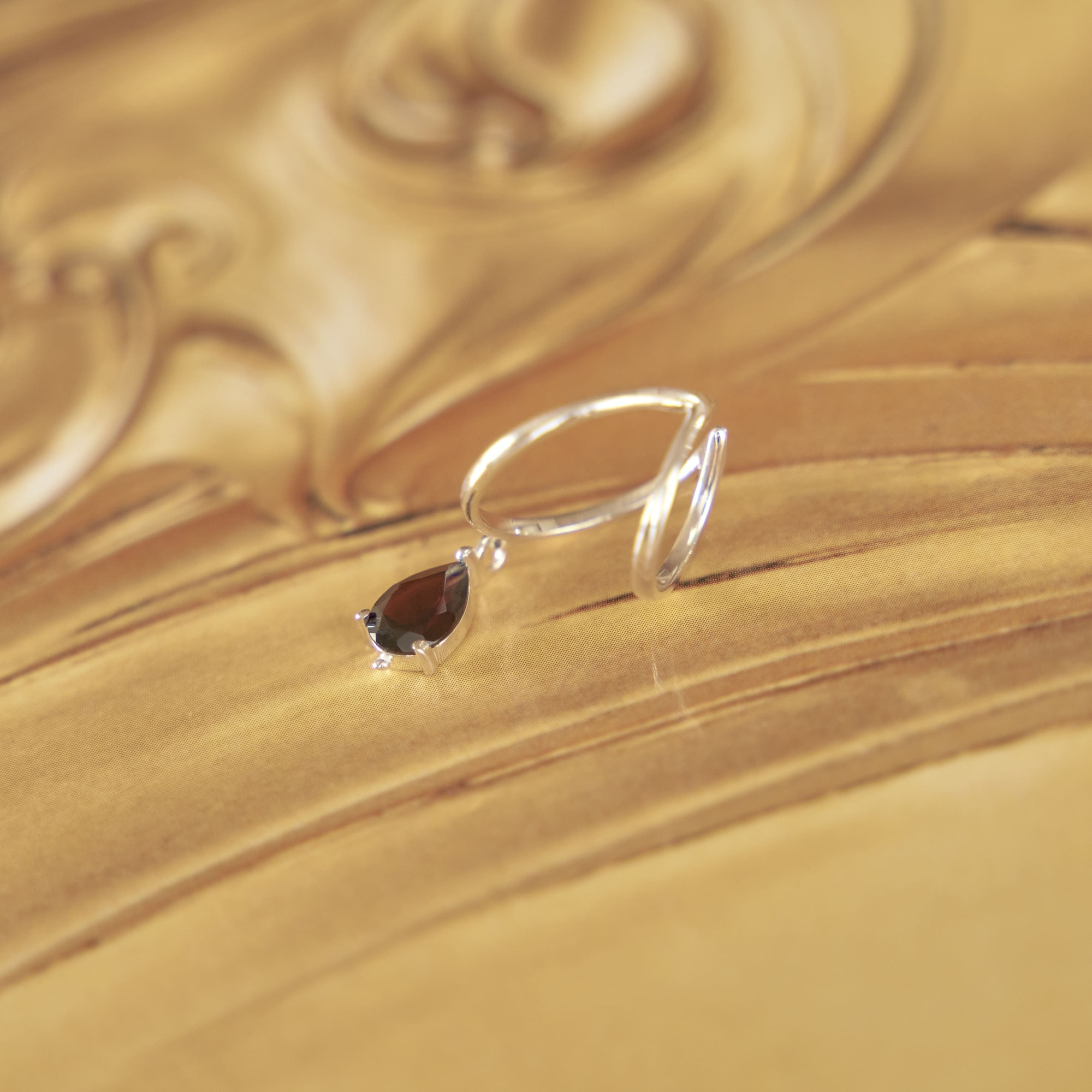 INFANTA Кафф с камнем Anello Goccia с гранатом в серебре