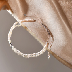MS. MARBLE Браслет с жемчугом на бежевой нитке серебро