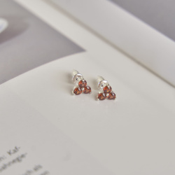 INFANTA Серьги пусеты Principessa Trifoglio с гранатами в серебре