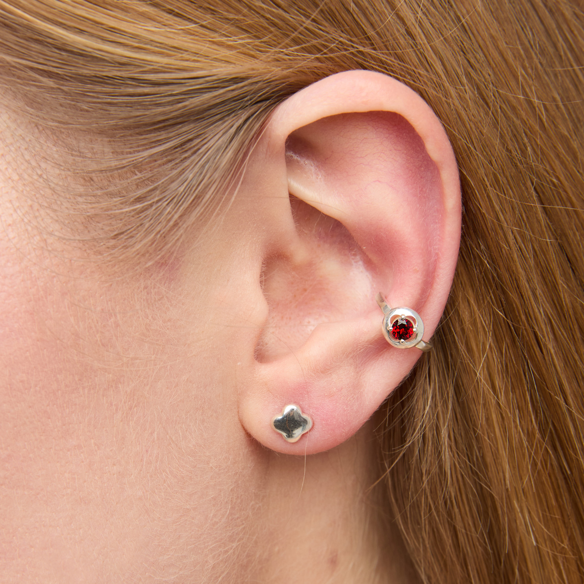 INFANTA Кафф с камнем Cerchio с гранатом в серебре