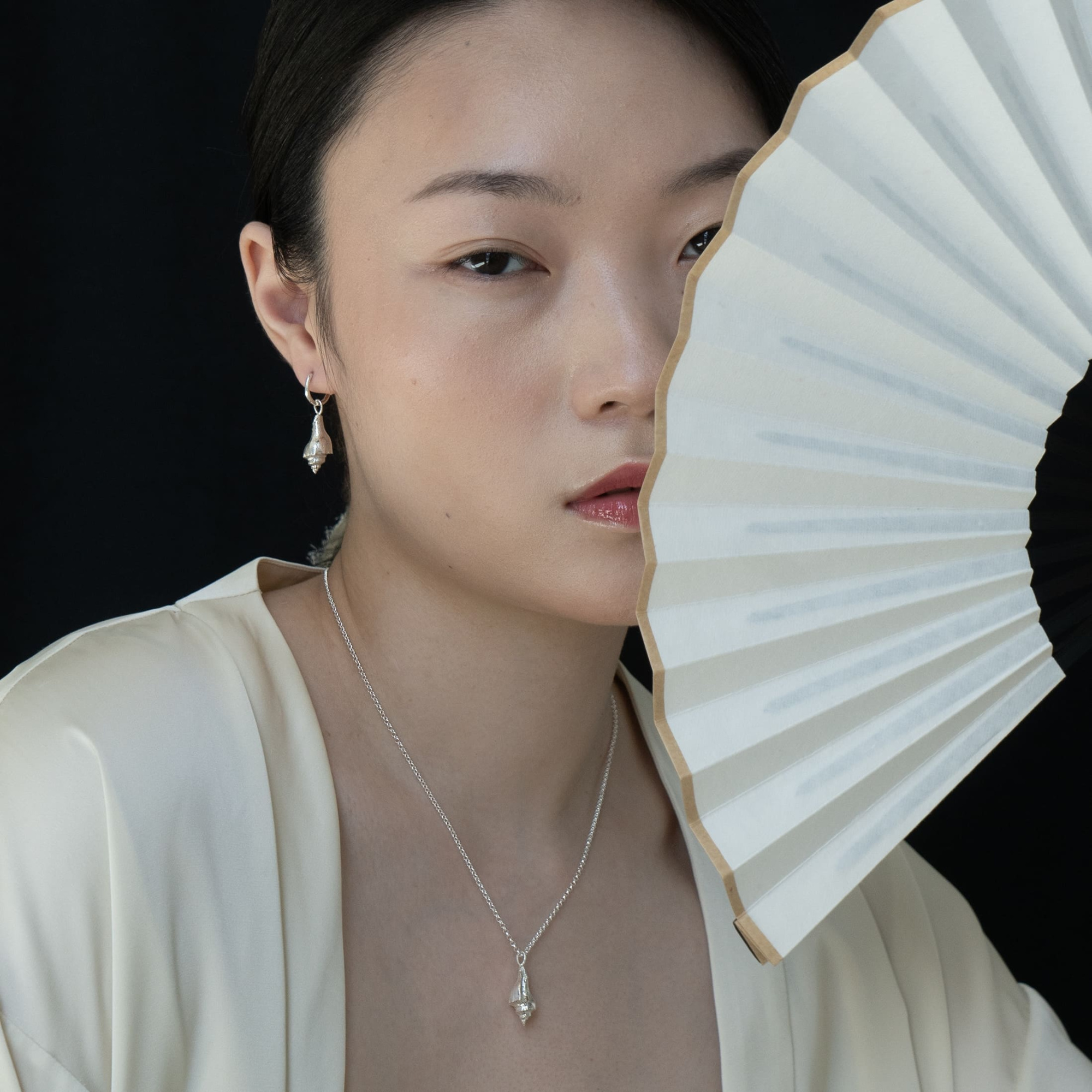 MS. MARBLE Подвеска Conch Shell mini (Священная раковина маленькая) на цепочке