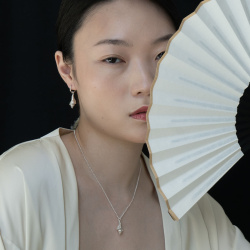 MS. MARBLE Подвеска Conch Shell mini (Священная раковина маленькая) на цепочке