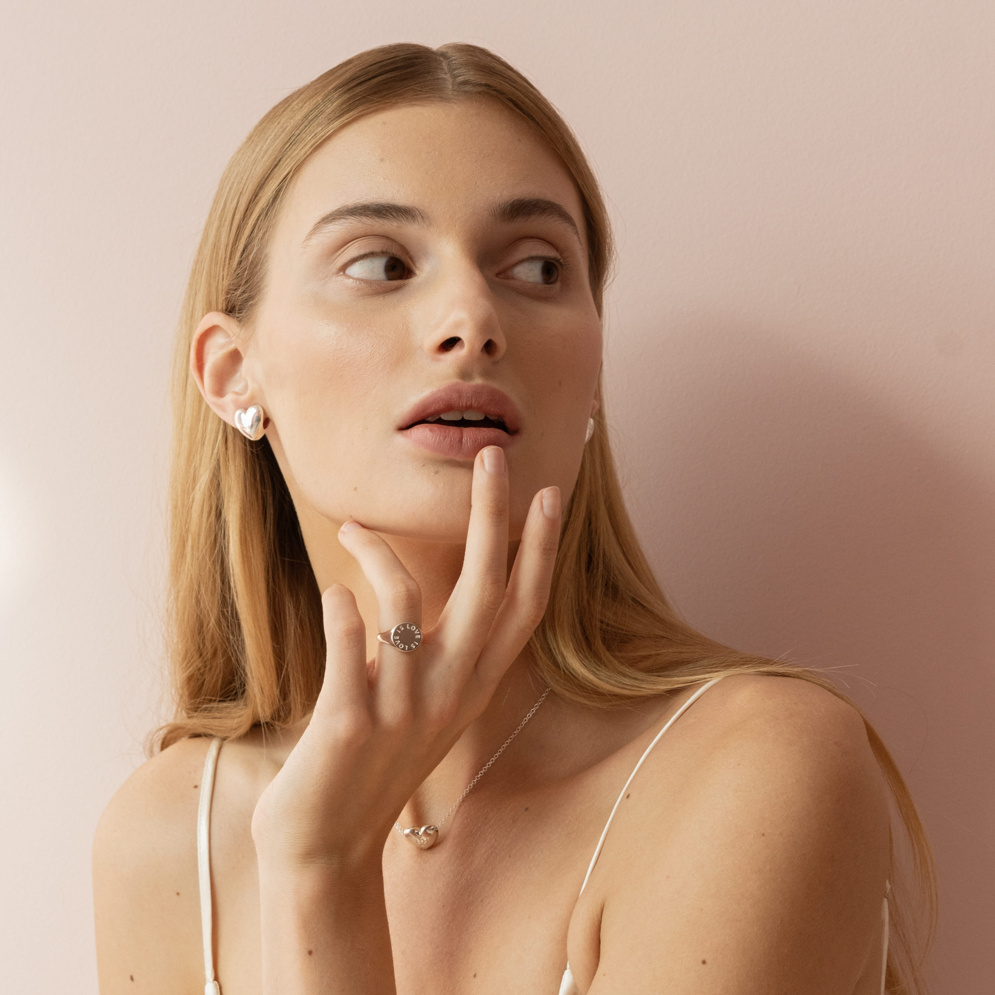 MS. MARBLE Кольцо-печатка Love is Love серебро