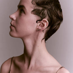 INFANTA Клаймбер Virgola grande на левое ухо серебро