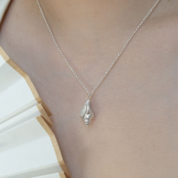 MS. MARBLE Подвеска Conch Shell mini (Священная раковина маленькая) на цепочке