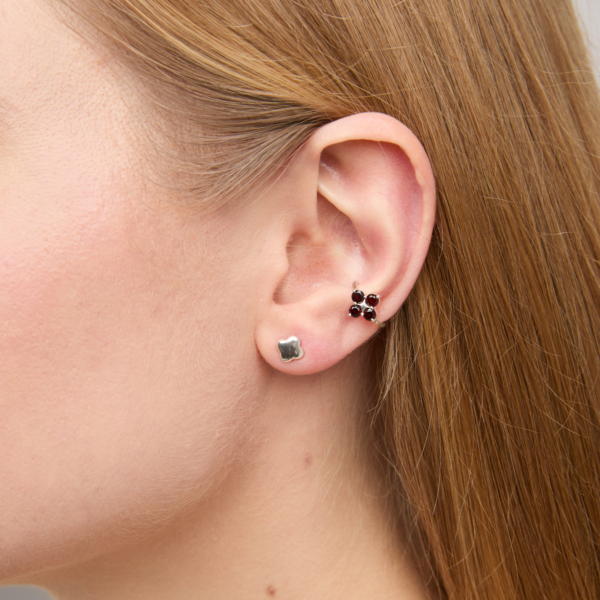 INFANTA Кафф с камнями Quadrifoglio гранат в серебре