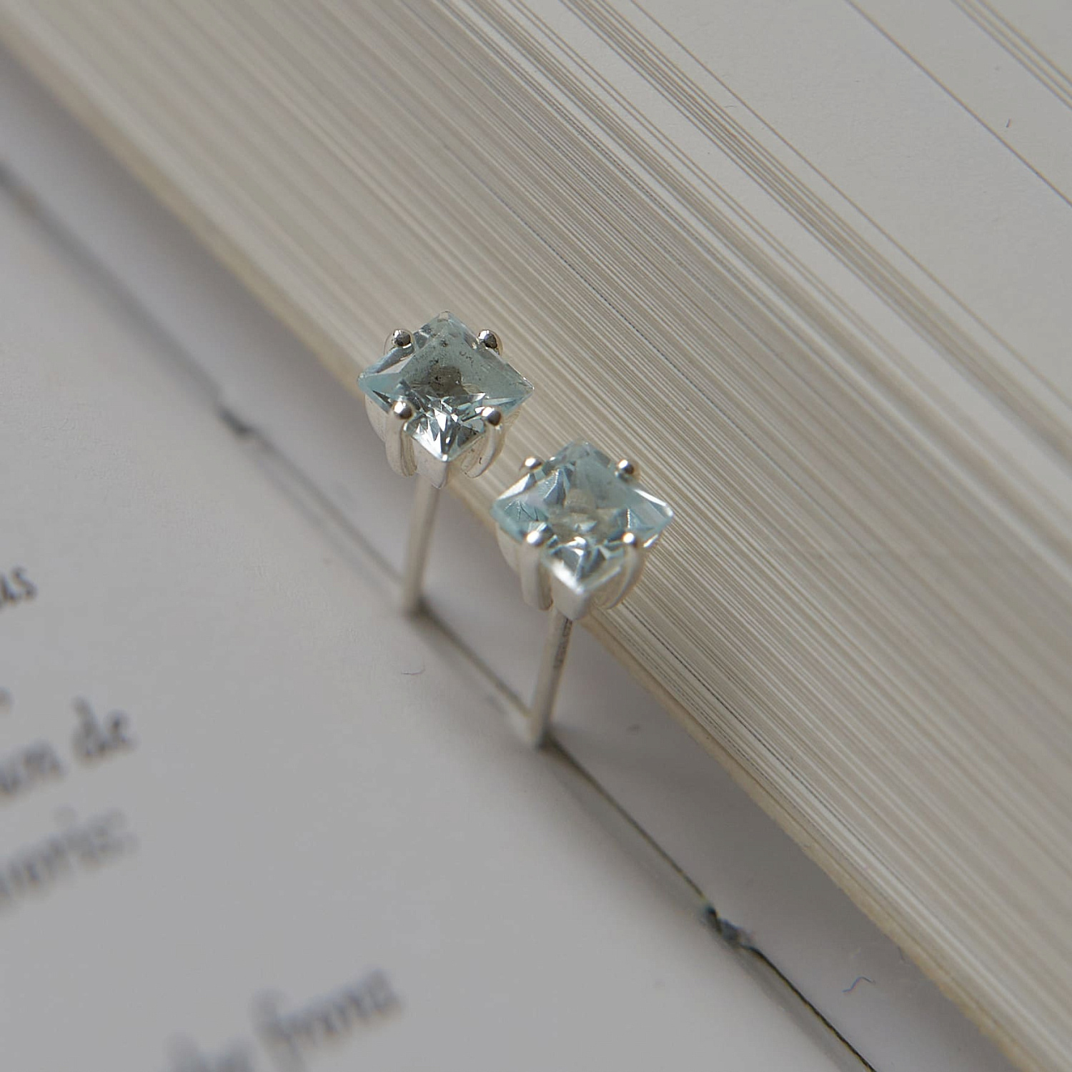 Минималистичные пусеты-гвоздики с камнями: выбор на каждый день