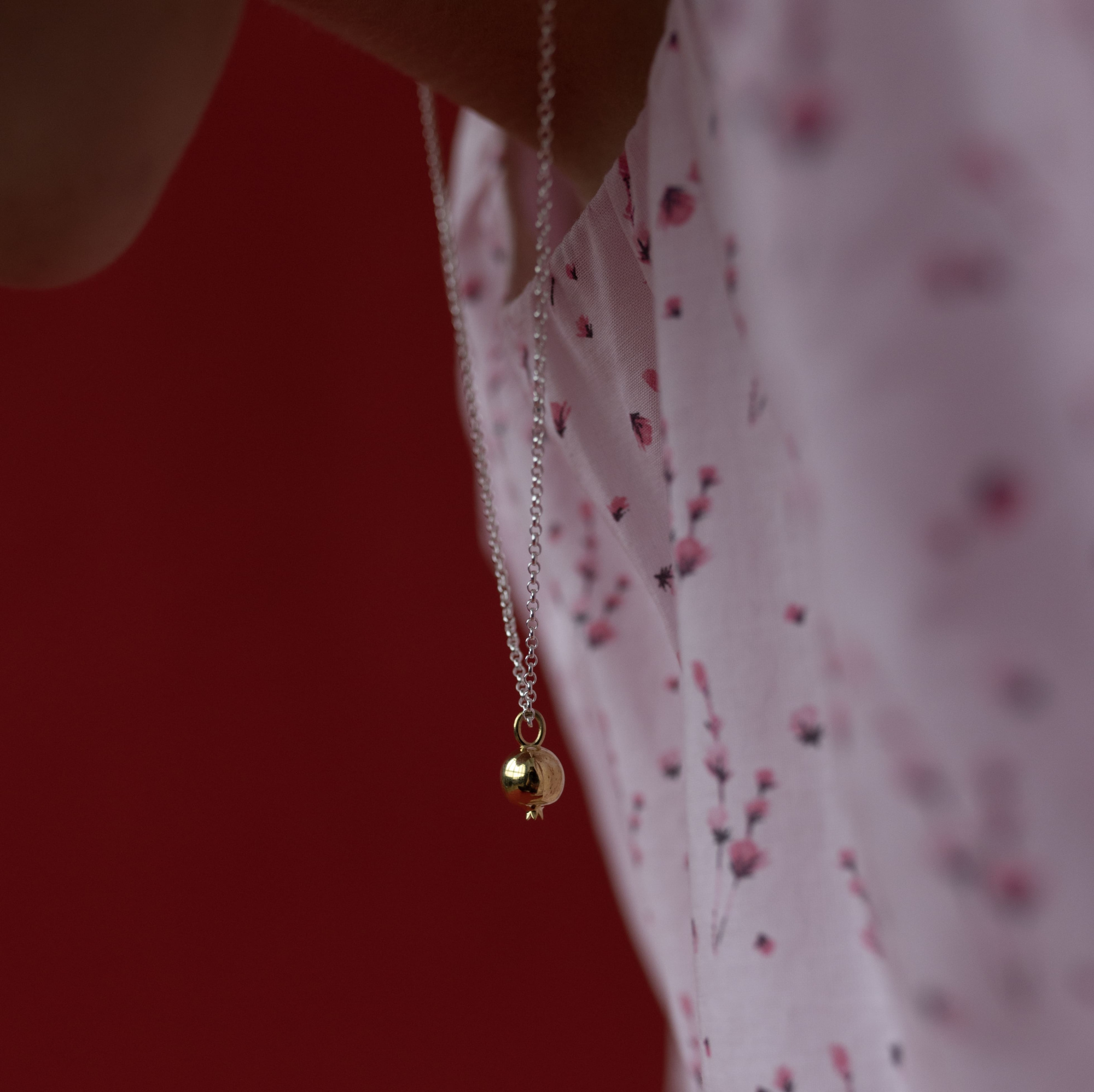 MS. MARBLE подвеска Pomegranate на цепочке позолота